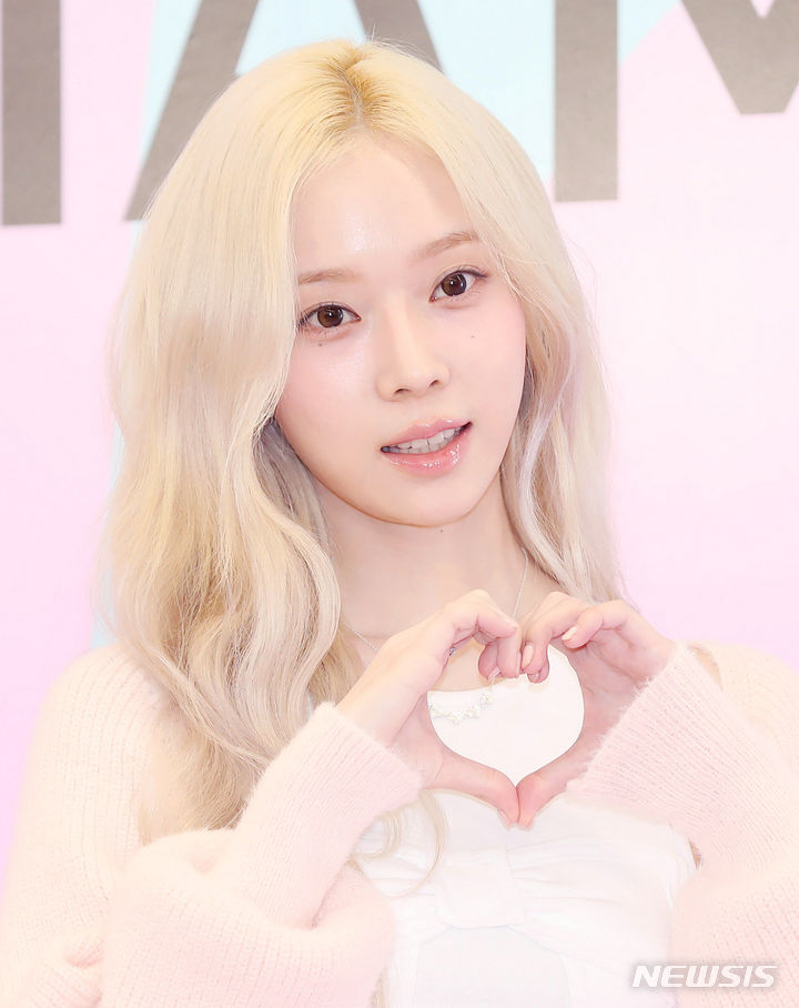 [서울=뉴시스] 김혜진 기자 = 그룹 에스파 윈터가 8일 오전 서울 성동구 인근에서 열린 아모레퍼시픽 마몽드 '블룸 유어 글로우(BLOOM YOUR GLOW)' 팝업 스토어 오픈 기념 행사에서 포즈를 취하고 있다. 2024.03.08. jini@newsis.com