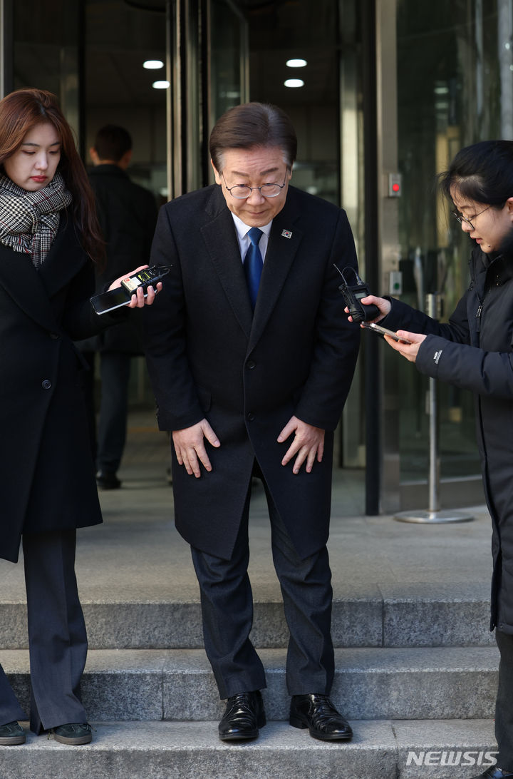 [서울=뉴시스] 고승민 기자 = 이재명 더불어민주당 대표가 8일 서울중앙지방법원에서 열린 공직선거법 관련 공판에 출석하던 중 뒤를 돌아 취재진에게 발언한 뒤 인사하고 있다. 2024.03.08. kkssmm99@newsis.com