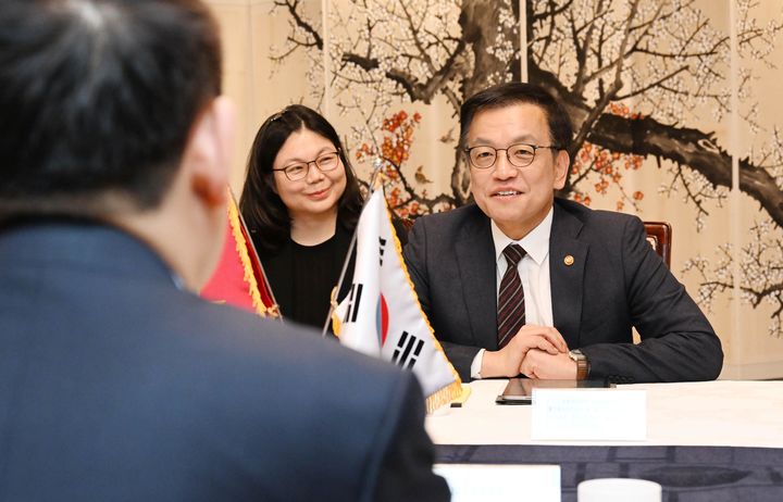 [서울=뉴시스] 최상목 부총리 겸 기획재정부 장관이 8일 서울 종로구 정부서울청사에서 호 득 퍽 베트남 재무장관과 면담하고 있다. (사진=기획재정부 제공) 2024.03.08. photo@newsis.com *재판매 및 DB 금지