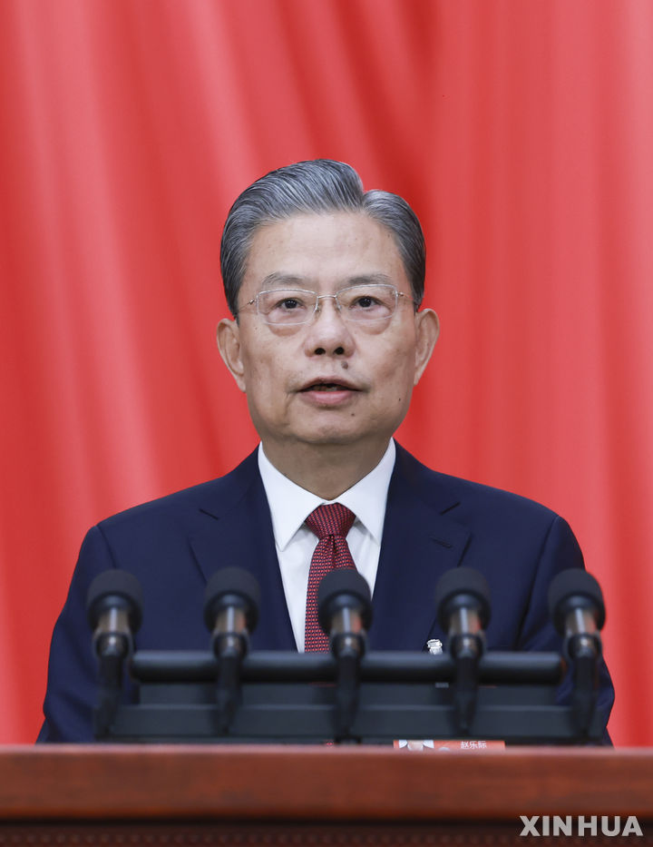 [베이징=신화/뉴시스]자오러지 중국 전국인민대표대회(전인대) 상무위원장이 8일 베이징 인민대회당에서 열린 제14기 전인대 2차회의 2차 전체회의에서 상무위 업무보고를 하고 있다. 2024.3.8