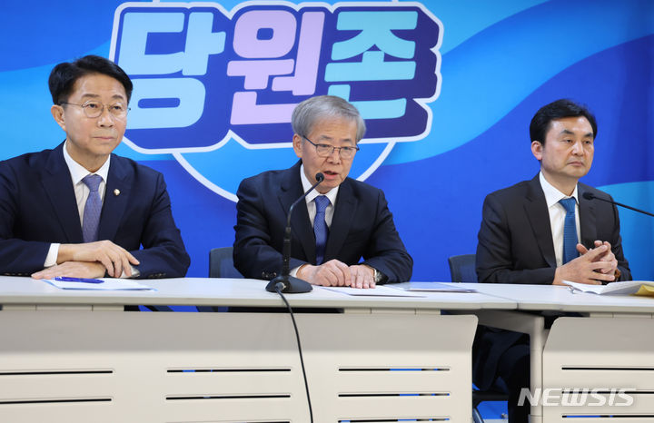 [서울=뉴시스] 추상철 기자 = 임혁백 더불어민주당 공천관리위원회 위원장이 8일 오전 서울 여의도 더불어민주당 당사에서 '더불어민주당 공관위원회 활동 브리핑'을 하고 있다. 2024.03.08. scchoo@newsis.com