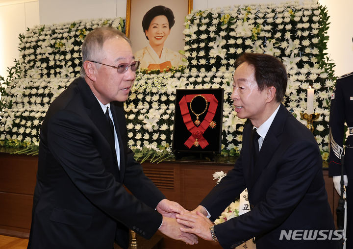 [서울=뉴시스] 조성우 기자 = 류진 한국경제인협회 회장이 8일 오전 서울 종로구 서울대학교병원 장례식장에 마련된 고 김영삼 전 대통령 부인 손명순 여사 빈소를 조문한 뒤 차남 김현철 김영삼대통령기념재단 이사장과 인사하고 있다. 2024.03.08. xconfind@newsis.com