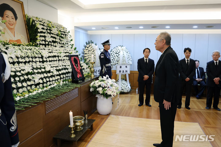 [서울=뉴시스] 조성우 기자 = 류진 한국경제인협회 회장이 8일 오전 서울 종로구 서울대학교병원 장례식장에 마련된 고 김영삼 전 대통령 부인 손명순 여사 빈소를 찾아 조문하고 있다. 2024.03.08. xconfind@newsis.com