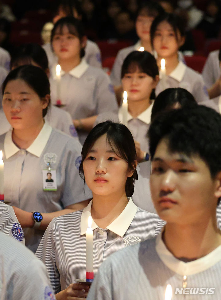 [대구=뉴시스] 이무열 기자 = 8일 대구 달서구 계명대학교 간호대학 존슨홀에서 열린 ‘2024학년도 나이팅게일 선서식’에서 간호대학 학생들이 촛불을 들고 나이팅게일의 숭고한 희생정신을 본받아 전문 간호인으로서 최선을 다할 것을 다짐하고 있다. 2024.03.08. lmy@newsis.com