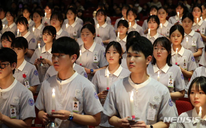 [대구=뉴시스] 이무열 기자 = 8일 대구 달서구 계명대학교 간호대학 존슨홀에서 열린 ‘2024학년도 나이팅게일 선서식’에서 간호대학 학생들이 촛불을 들고 나이팅게일의 숭고한 희생정신을 본받아 전문 간호인으로서 최선을 다할 것을 다짐하고 있다. 2024.03.08. lmy@newsis.com