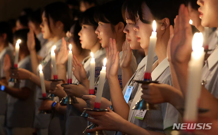 [대구=뉴시스] 이무열 기자 = 8일 대구 달서구 계명대학교 간호대학 존슨홀에서 열린 ‘2024학년도 나이팅게일 선서식’에서 간호대학 학생들이 촛불을 들고 나이팅게일의 숭고한 희생정신을 본받아 전문 간호인으로서 최선을 다할 것을 다짐하고 있다. 2024.03.08. lmy@newsis.com