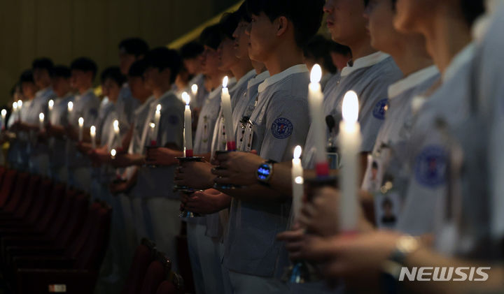 [대구=뉴시스] 이무열 기자 = 8일 대구 달서구 계명대학교 간호대학 존슨홀에서 열린 ‘2024학년도 나이팅게일 선서식’에서 간호대학 학생들이 촛불을 들고 나이팅게일의 숭고한 희생정신을 본받아 전문 간호인으로서 최선을 다할 것을 다짐하고 있다. 2024.03.08. lmy@newsis.com