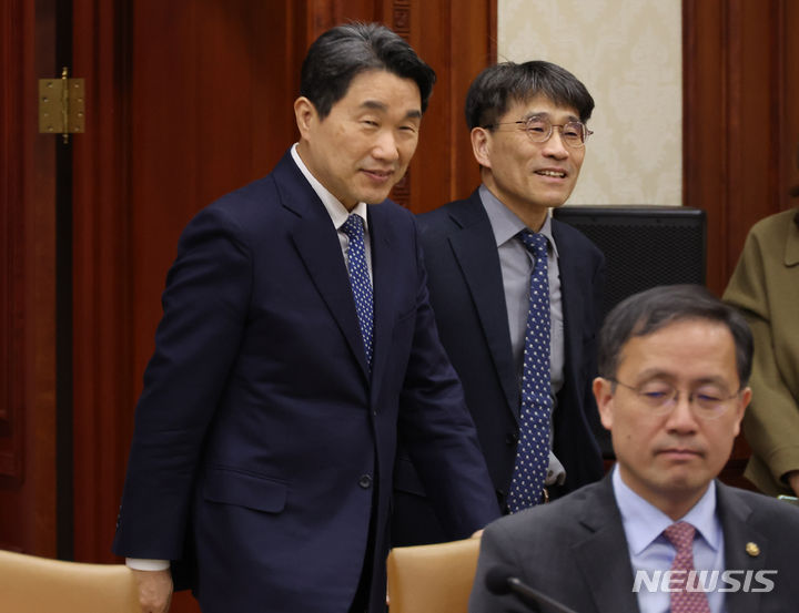 [서울=뉴시스] 김명원 기자 = 이주호 사회부총리 겸 교육부 장관이 지난 8일 서울 종로구 정부서울청사에서 열린 제2차 사회관계장관회의에 참석하고 있다. 2024.03.28. kmx1105@newsis.com