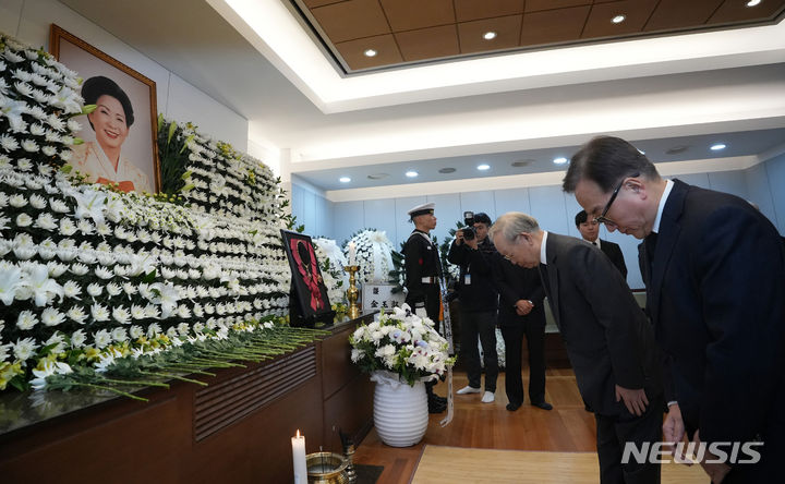 [서울=뉴시스] 조성우 기자 = 손경식 한국경영자총협회장이 8일 오후 서울 종로구 서울대학교병원 장례식장에 마련된 고 김영삼 전 대통령 부인 손명순 여사 빈소를 찾아 조문한 뒤 차남 김현철 김영삼대통령기념재단 이사장을 위로하고 있다. (공동취재) 2024.03.08. photo@newsis.com