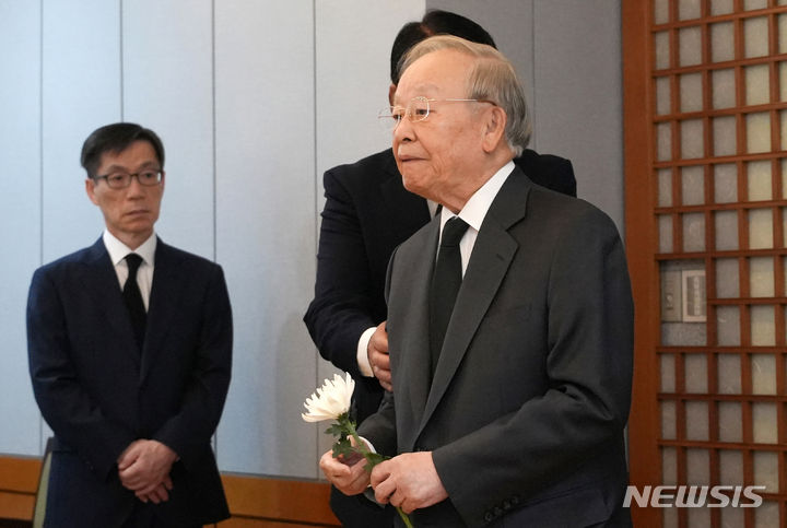 [서울=뉴시스] 조성우 기자 = 손경식 한국경영자총협회장이 8일 오후 서울 종로구 서울대학교병원 장례식장에 마련된 고 김영삼 전 대통령 부인 손명순 여사 빈소를 찾아 조문한 뒤 차남 김현철 김영삼대통령기념재단 이사장을 위로하고 있다. (공동취재) 2024.03.08. photo@newsis.com