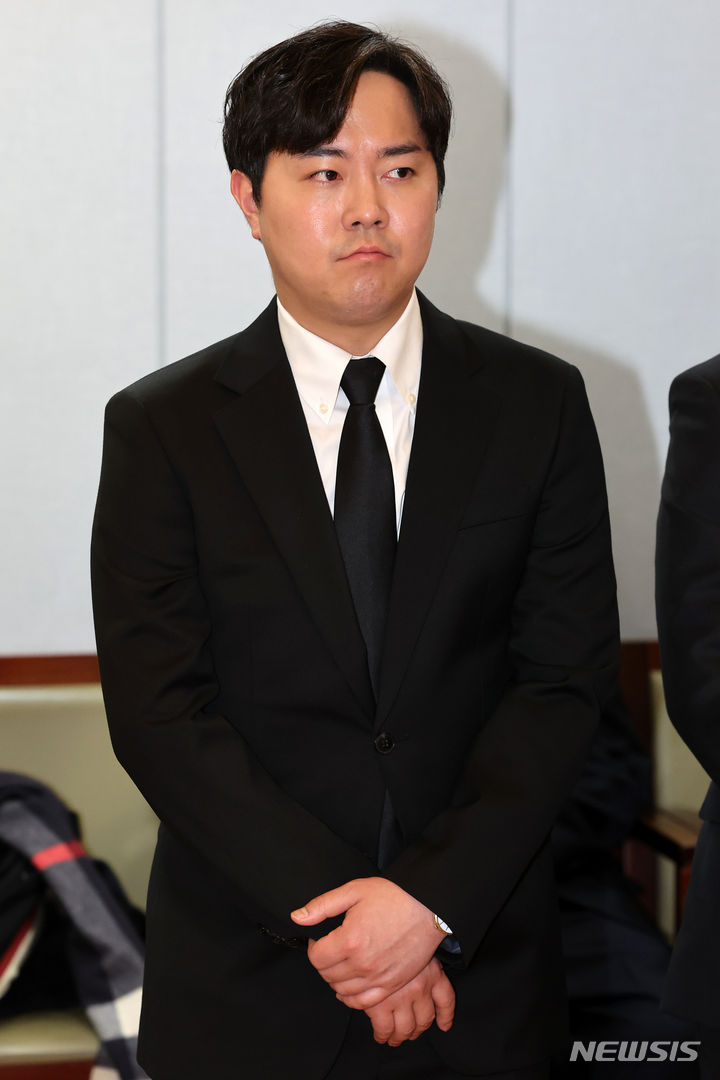 [서울=뉴시스] 조성우 기자 = 김영삼 전 대통령 손자인 제22대 총선 부산 서·동구 예비후보 김인규 전 대통령실 행정관이 8일 오후 서울 종로구 서울대학교병원 장례식장에 마련된 고 김영삼 전 대통령 부인 손명순 여사 빈소에서 조문객을 맞이하고 있다. 2024.03.08. xconfind@newsis.com