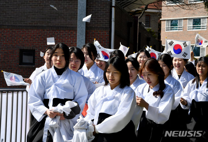 [광주=뉴시스] 변재훈 기자 = 8일 오후 광주 남구 수피아여자고등학교 교정에서 학생들이 105년 전 펼쳐졌던 광주 3·10만세운동을 재현하고 있다. 2024.03.08. wisdom21@newsis.com