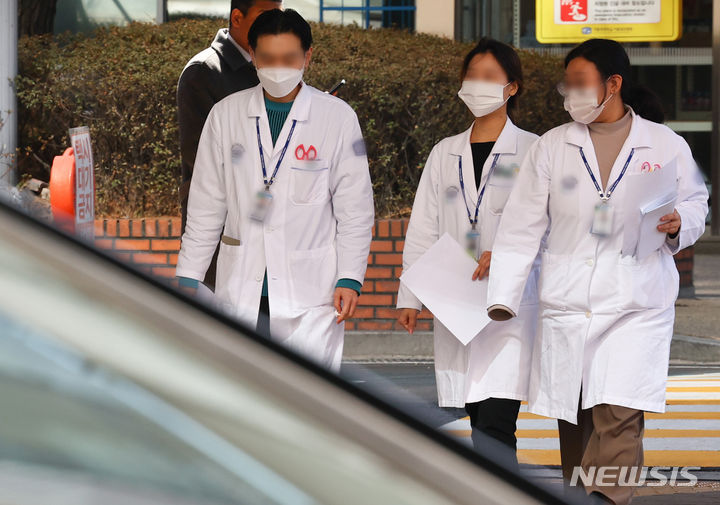 [서울=뉴시스] 황준선 기자 = 전국 40개 교수 단체인 전국의과대학교수협의회(전의교협)의 회장 김창수 연세대 의대 교수는 7일 뉴시스와의 통화에서 휴진 논의 여부를 묻는 질문에 "아직 논의하지 않았다"며 "의협 투표 (결과) 등을 보고 논의를 해야 하지 않을까 싶다"고 밝혔다. 사진은 지난 3월 서울 시내 한 대학병원에서 근무 중인 의사들의 모습. 2024.03.08. hwang@newsis.com