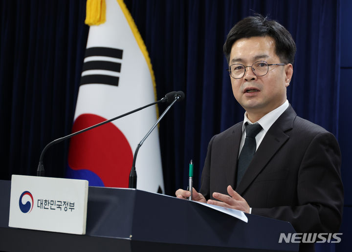 [서울=뉴시스] 김명원 기자 = 신진창 금융위원회 금융산업국장과 강신천 중소벤처기업부 기업금융과장이 8일 서울 종로구 정부서울청사에서 '이제 중소금융권이용 소상공인도 이자를 돌려받으실 수 있습니다' 관련 브리핑을 하고 있다. 2024.03.08. kmx1105@newsis.com