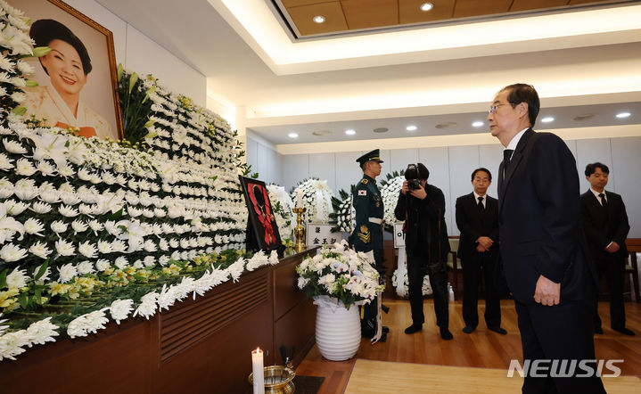 [서울=뉴시스] 조성우 기자 = 한덕수 국무총리가 8일 오후 서울 종로구 서울대학교병원 장례식장에 마련된 고 김영삼 전 대통령 부인 손명순 여사 빈소를 찾아 조문하고 있다. 2024.03.08. xconfind@newsis.com