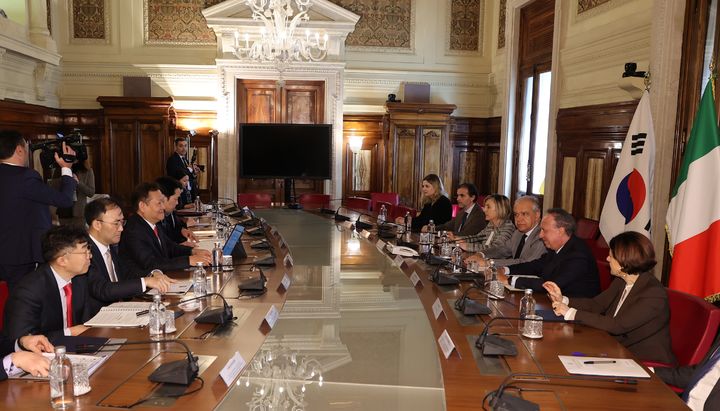 [서울=뉴시스] 이상민 행정안전부 장관이 지난 7일 오전(현지시간) 이탈리아 로마에 위치한 내무부 청사에서 마테오 피안테도시(Matteo Piantedosi) 이탈리아 내무부 장관과 과학수사와 마약수사 등 공공안전 분야 협력 활성화에 대한 논의를 하고 있다.(사진=행정안전부 제공) 2024.03.11. *재판매 및 DB 금지