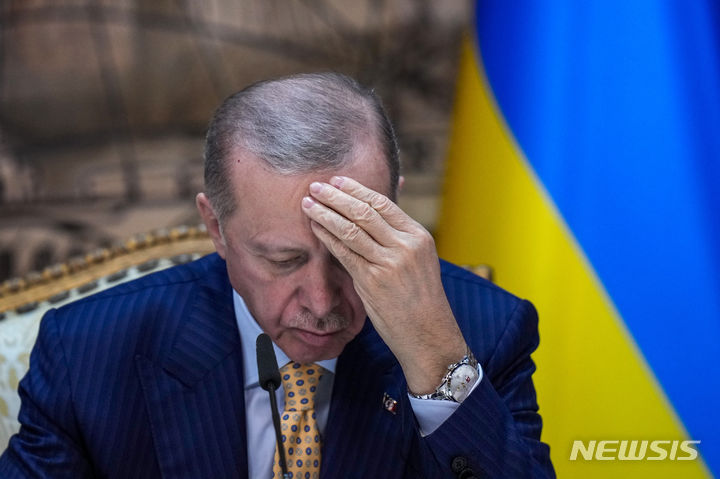 [이스탄불=AP/뉴시스] 레제프 타이이프 에르도안 튀르키예 대통령이 8일(현지시간) 튀르키예 이스탄불 돌마바흐체궁에서 볼로디미르 젤렌스키(왼쪽) 우크라이나 대통령과 정상회담을 한 뒤 공동 기자회견에서 이마에 손을 댄 채 질문을 듣고 있다. 2024.03.09.