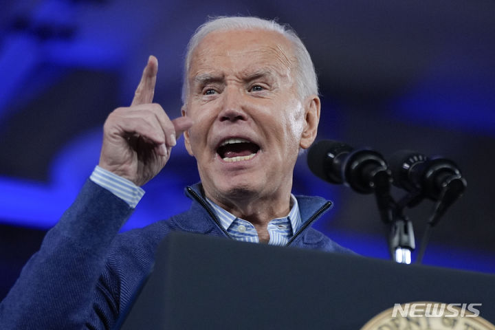 [필라델피아=AP/뉴시스]조 바이든 미국 대통령이 8일(현지시간) 펜실베니아주 필라델피아에서 열린 선거 유세에서 연설하고 있다. 2024.03.09.