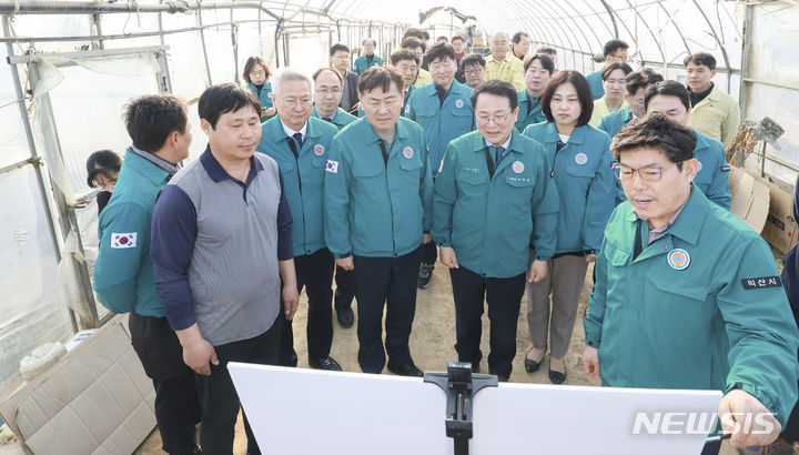 [익산=뉴시스] 김관영 전북지사는 8일 여름철 자연재해 사전대비 현장행정으로 작년 수해를 입은 익산 산북천, 창리 배수펌프장, 용안 비닐하우스 현장을 차례로 찾아 수해복구현장 등 재해위험지구에 대한 선제적 점검을 하고 있다. (사진= 전북자치도 제공) *재판매 및 DB 금지