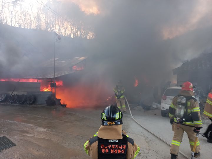 [영주=뉴시스] 소방당국이 영주시 이산면 두월리 단독주택에서 발생한 화재를 진압하고 있다. (사진=경북소방본부 제공) 2024.03.09. photo@newsis.com *재판매 및 DB 금지