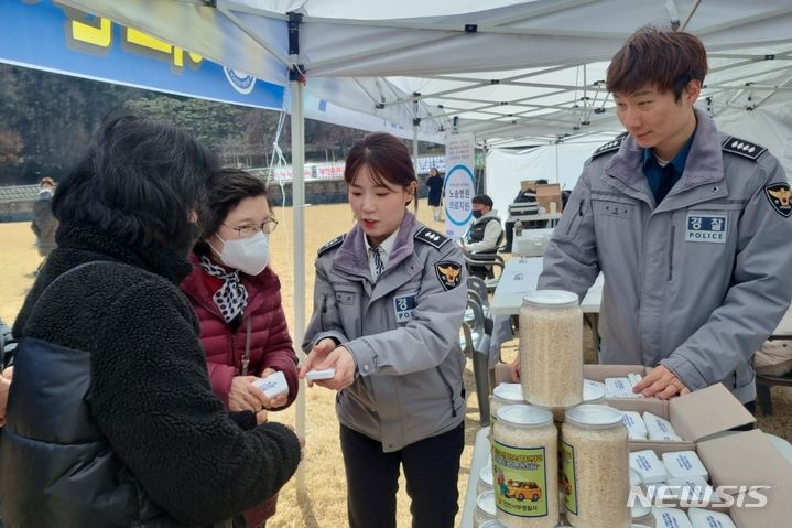 [인천=뉴시스] 어르신 보행자 교통사고 예방 홍보. (사진=인천서부경찰서 제공) 2024.03.09. photo@newsis.com 
