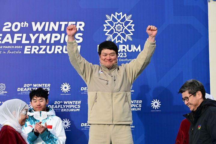 [서울=뉴시스] 2023 에르주룸 동계데플림픽에서 남자 스노보드 뱅크드 슬라롬 동메달을 획득한 최용석. (사진 = 대한장애인체육회 제공) *재판매 및 DB 금지