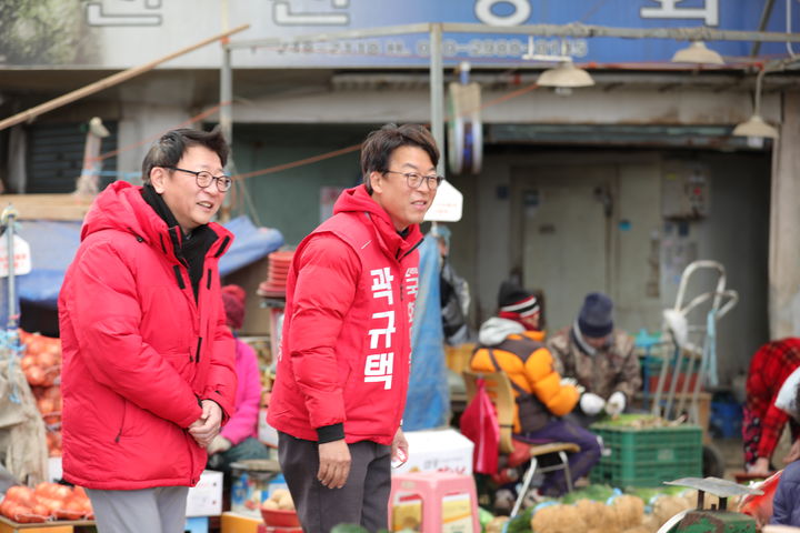 [부산=뉴시스] 서·동구 지역에 출마한 곽규택 변호사(오른쪽)는 9일 영화 '친구'의 감독이자 형인 곽경택 감독(왼쪽)이 지원유세를 펼쳤다고 밝혔다.  *재판매 및 DB 금지