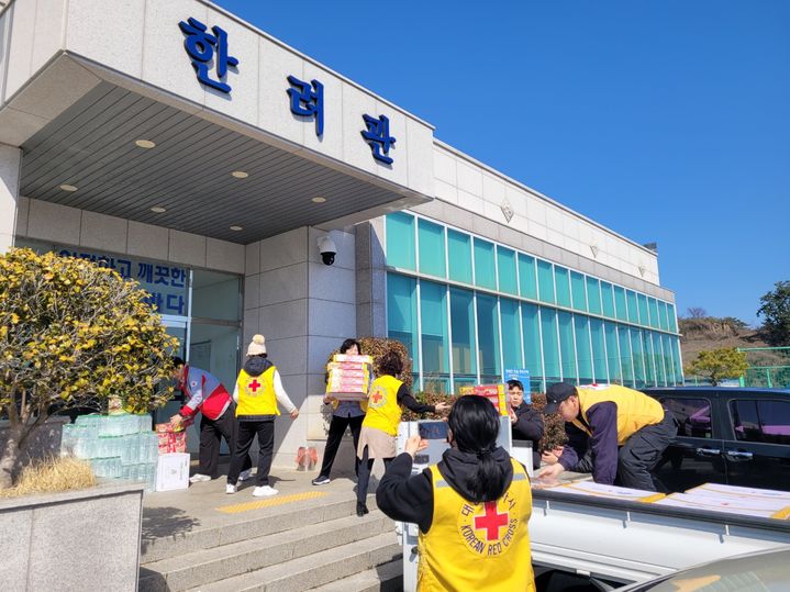 [창원=뉴시스]경남적십자사, 통영 어선 전복사고 긴급구호활동.2024.03.09.(사진=경남적십자사 제공) photo@newsis.com *재판매 및 DB 금지