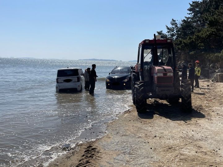 충남 서천에서 차량 2대가 갯벌에 침수되는 사고가 발생했다.(사진=보령해양경찰서 제공) *재판매 및 DB 금지