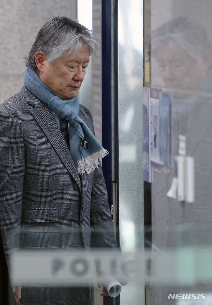 [서울=뉴시스] 조성우 기자 = 전공의 집단사직에 관여했다는 혐의를 받는 노환규 전 대한의사협회장이 9일 오전 서울 마포구 서울경찰청 광역수사단에 출석하고 있다. 2024.03.09. xconfind@newsis.com