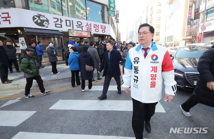 [인천=뉴시스] 김명년 기자 = 유동규 자유통일당 계양을 예비후보가 9일 오전 인천 계양구 작전서운동 일대에서 이재명 민주당 대표의 유세 현장을 지나치고 있다. 2024.03.09. kmn@newsis.com