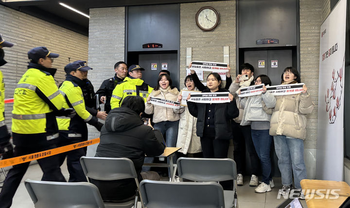 [서울=뉴시스] 신항섭 기자= 한국대학생진보연합(대진연) 회원들이 9일 오전 서울 여의도 국민의힘 중앙당사에서 '이토히로부미 인재 발언, 성일종 사퇴 촉구', '한동훈 비대위원장 면담' 등을 요구하며 기습시위를 하고 있다. 2024.03.09. hangseob@newsis.com