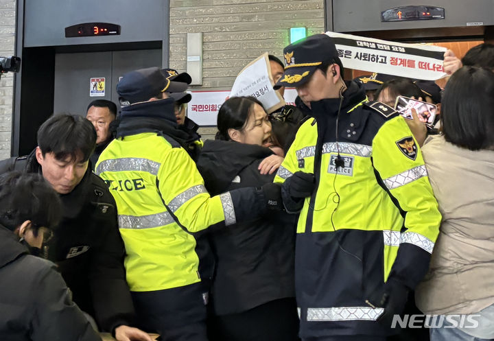 [서울=뉴시스] 신항섭 기자= 한국대학생진보연합(대진연) 회원들이 9일 오전 서울 여의도 국민의힘 중앙당사에서 '이토히로부미 인재 발언, 성일종 사퇴 촉구', '한동훈 비대위원장 면담' 등을 요구하며 기습시위를 하고 있다. 2024.03.09. hangseob@newsis.com