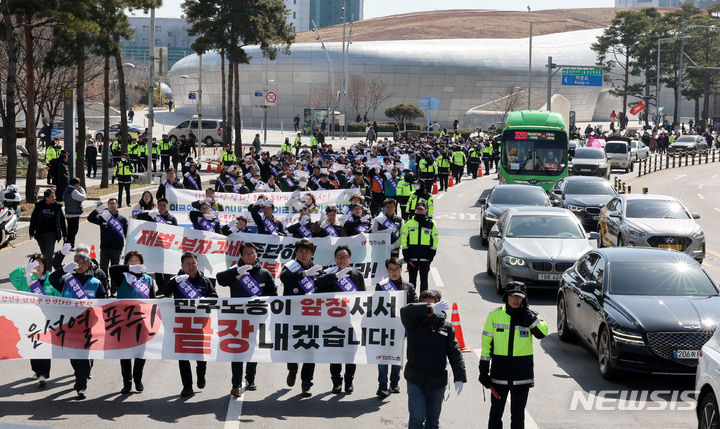 [서울=뉴시스] 조성우 기자 = 민주노총 조합원들이 9일 오후 서울 중구 동대문디자인플라자(DDP) 앞에서 프레스센터 방향으로 윤석열 정권 퇴진, 노동권-사회공공성 쟁취 노동자 행진을 하고 있다. 2024.03.09. xconfind@newsis.com