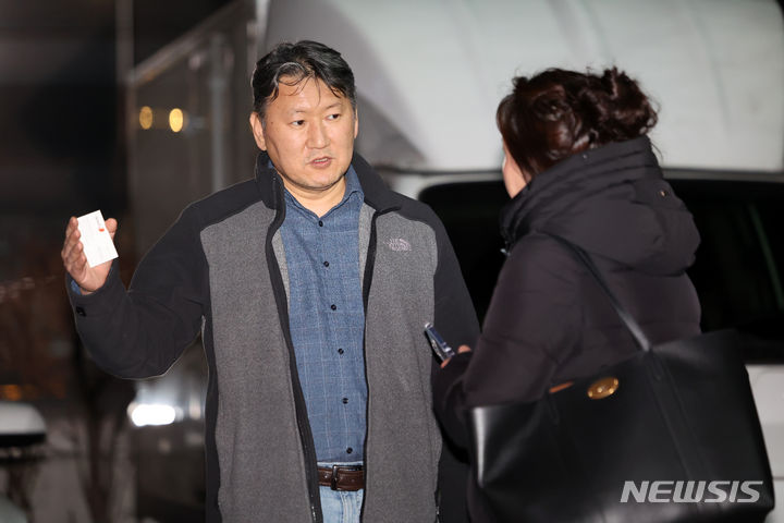 [서울=뉴시스] 김명년 기자 = 김창수 전국의과대학 교수협의회(전의교협) 회장이 지난 9일 밤 서울 모처에서 열린 전의교협 비상총회에서 회의를 마친 후 취재진의 질문에 답하고 있다. 2024.03.11. kmn@newsis.com