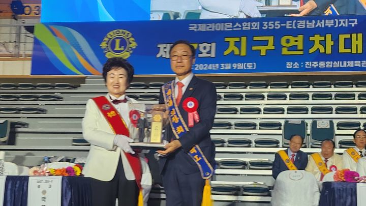 [함양=뉴시스] 서희원 기자= 지난 9일 국제라이온스협회 355-E지구 지구연차대회에서 박영식 총재가 지구숙원사업인 이사 배출을 위해 최순탁 355복합지구 전 의장을 국제이사 후보로 추천했다.. 2024. 03. 09. shw1881@newsis.com *재판매 및 DB 금지