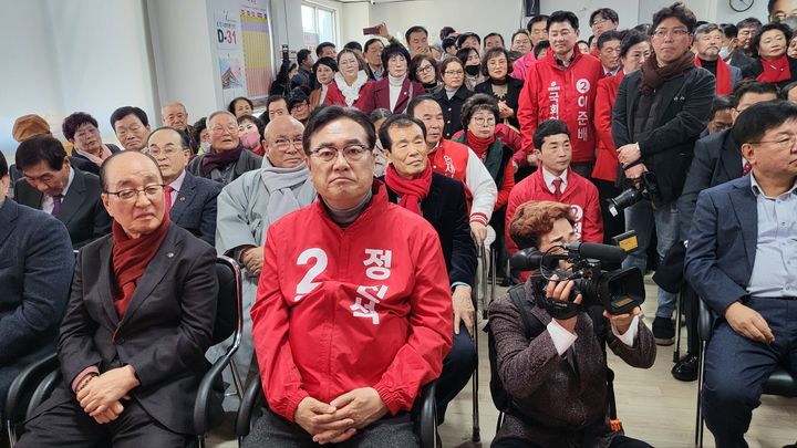 [공주=뉴시스] 송승화 기자 = 충남 공주시 에서 열린 선거사무소 개소식에서 영상을 보는 정진석 국민의힘 후보. 2024.03.10.ssong1007@newsis.com *재판매 및 DB 금지