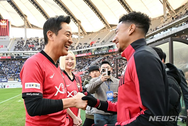 [서울=뉴시스]오세훈 서울시장이 10일 오후 서울월드컵결기장에서 열린 K리그 FC서울 홈 개막전에서 시축한 후, FC서울 주요 선수인 린가드와 인사를 나누고 있다.(제공=서울시)