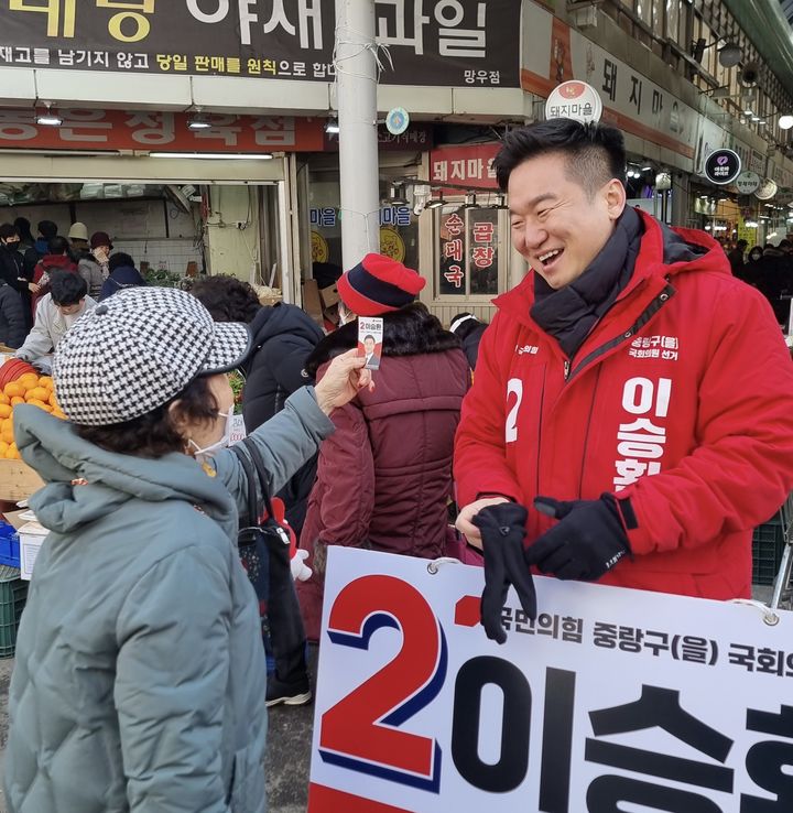 [서울=뉴시스] 이승환 전 대통령실 행정관은 서울 중랑을에 단수공천됐다. 사진은 이 후보가 지역에서 주민들과 인사를 하는 모습. (사진=이승환 페이스북 캡처) 2024.03.10. *재판매 및 DB 금지