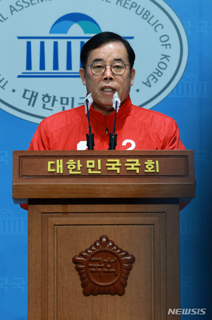 [서울=뉴시스] 고범준 기자 = 박성중 국민의힘 의원이 10일 오전 서울 여의도 국회 소통관에서 제22대 총선 경기 부천을 출마선언 기자회견을 하고 있다. 2024.03.10. bjko@newsis.com