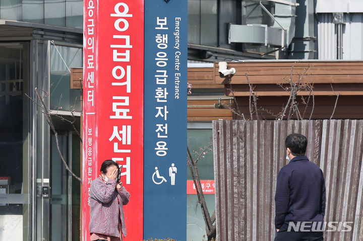 [서울=뉴시스] 권창회 기자 = 지난 10일 오전 서울 시내 대학병원에서 응급실 인근에서 한 시민이 전화통화를 하며 흐느끼고 있는 모습. 2024.03.10. kch0523@newsis.com