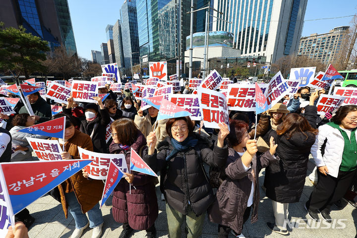 [서울=뉴시스] 김근수 기자 = 나라사랑공생시민운동본부 회원들이 10일 서울 종로구 보신각 앞에서 국회의원 특권폐지와 헌법개정을 촉구하는 구호를 외치고 있다. 2024.03.10. ks@newsis.com
