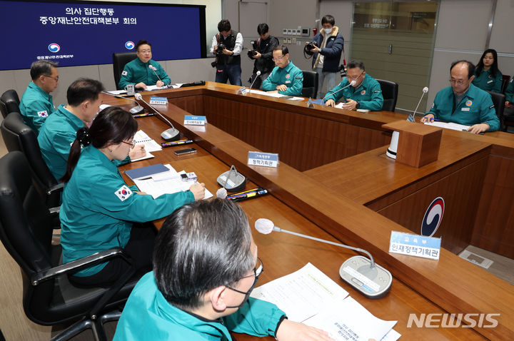 [서울=뉴시스] 배훈식 기자 = 조규홍 중앙재난안전대책본부 1차장이 지난 10일 오후 서울 종로구 정부서울청사에서 의사 집단행동 중대본 회의를 하고 있는 모습. 2024.03.10. dahora83@newsis.com