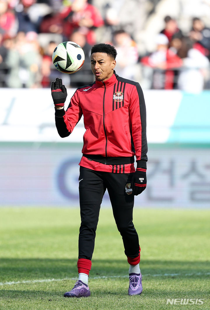 [서울=뉴시스] 김선웅 기자 = 10일 서울 마포구 서울월드컵경기장에서 열린 2024 K리그1 FC서울과 인천 유나이티드의 경기 시작 전 서울 제시 린가드가 몸을 풀고 있다. 2024.03.10. mangusta@newsis.com