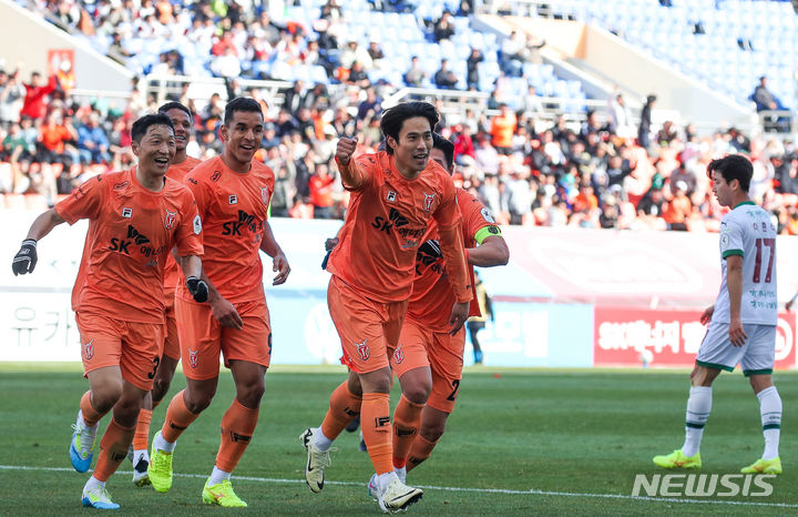 [서귀포=뉴시스] 우장호 기자 = 10일 제주월드컵경기장에서 열린 프로축구 하나은행 K리그1 2024 제주 유나이티드와 대전 하나시티즌의 경기. 제주 진성욱이 3-0으로 앞서 나가는 골을 터뜨린 후 선수들과 기뻐하고 있다. 2024.03.10. woo1223@newsis.com