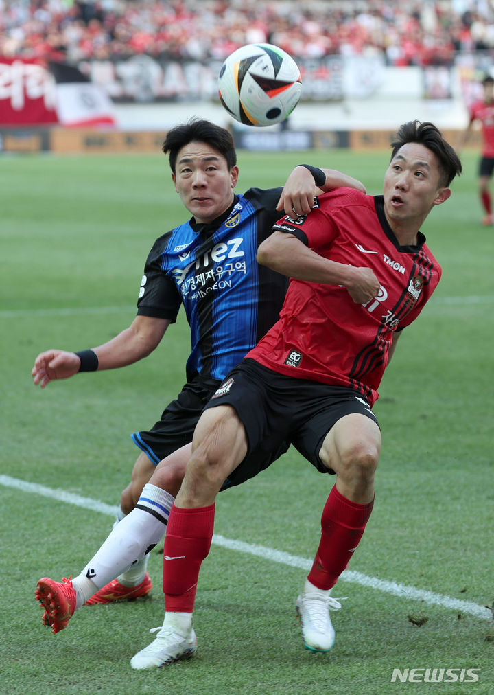 [서울=뉴시스] 김선웅 기자 = 10일 서울 마포구 서울월드컵경기장에서 열린 2024 K리그1 FC서울과 인천 유나이티드의 경기, 서울 강상우와 인천 정동윤이 볼다툼을 벌이고 있다. 2024.03.10. mangusta@newsis.com