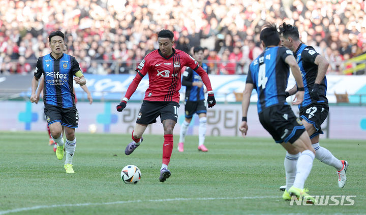 [서울=뉴시스] 김선웅 기자 = 10일 서울 마포구 서울월드컵경기장에서 열린 2024 K리그1 FC서울과 인천 유나이티드의 경기, 서울 린가드가 골대를 향해 드리블을 하고 있다. 2024.03.10. mangusta@newsis.com