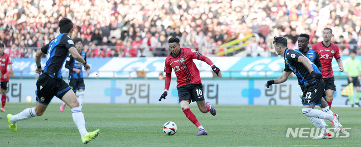 [서울=뉴시스] 김선웅 기자 = 10일 서울 마포구 서울월드컵경기장에서 열린 2024 K리그1 FC서울과 인천 유나이티드의 경기, 서울 린가드가 골대를 향해 드리블을 하고 있다. 2024.03.10. mangusta@newsis.com