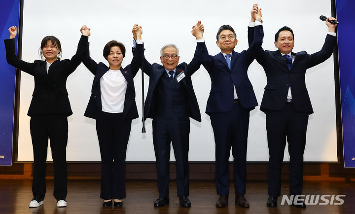 [서울=뉴시스] 김근수 기자 = 김상근 더불어민주연합 국민후보 추천 심사위원장이 10일 서울 중구 은행회관에서 열린 더불어민주연합 비례대표 국민후보 선출을 위한 공개 오디션에서 네 명의 최종 후보들과 손을 잡고 들어올리며 기념촬영을 하고 있다. 왼쪽부터 청년운동가 출신 전지예 씨, 농민 출신 정영이 씨, 김 위원장, 의료인 출신 김윤 씨, 임태훈 군인권센터 소장. 2024.03.10. ks@newsis.com