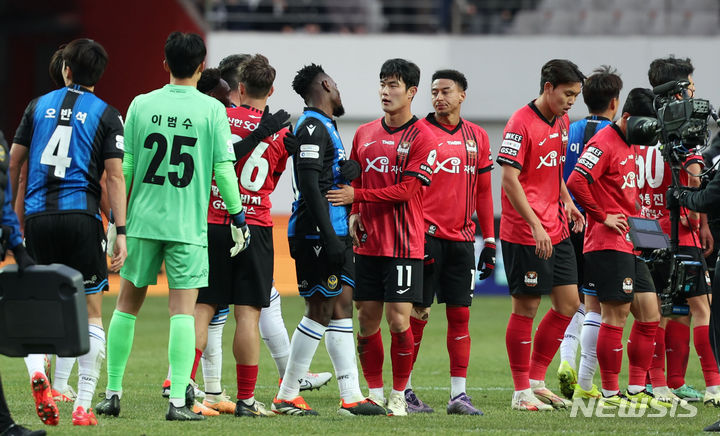 [서울=뉴시스] 김선웅 기자 = 10일 서울 마포구 서울월드컵경기장에서 열린 2024 K리그1 FC서울과 인천 유나이티드의 경기, 득점없는 무승부로 경기를 마친 양팀 선수들이 인사를 나누고 있다. 2024.03.10. mangusta@newsis.com